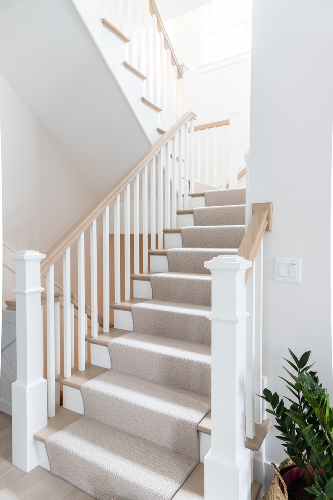 Источник вдохновения для домашнего уюта: большая п-образная лестница в стиле кантри с ступенями с ковровым покрытием, ковровыми подступенками и деревянными перилами