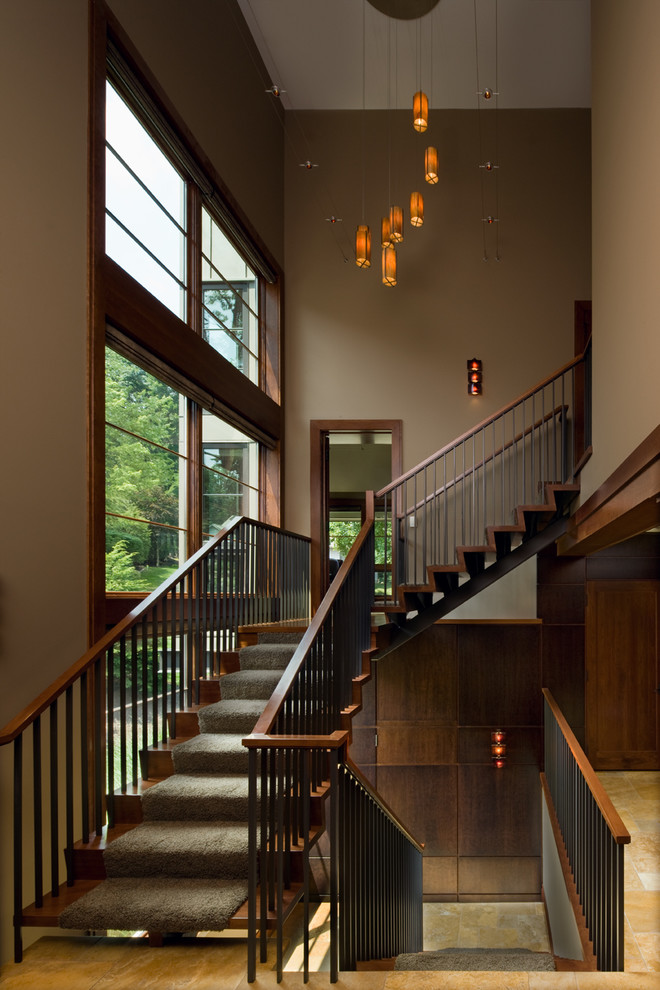 Пример оригинального дизайна: угловая деревянная лестница в современном стиле с деревянными ступенями и перилами из смешанных материалов
