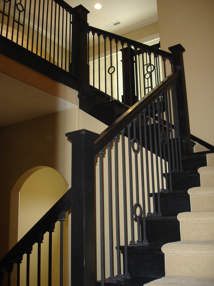 Пример оригинального дизайна: угловая лестница в средиземноморском стиле с деревянными ступенями и ковровыми подступенками