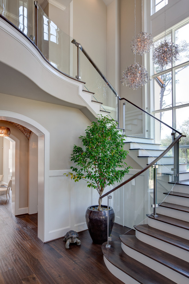 Источник вдохновения для домашнего уюта: лестница в стиле неоклассика (современная классика) с деревянными ступенями, крашенными деревянными подступенками и стеклянными перилами