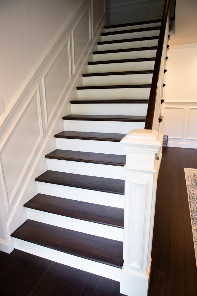 Imagen de escalera recta contemporánea de tamaño medio con escalones de madera, contrahuellas de madera, barandilla de madera y madera