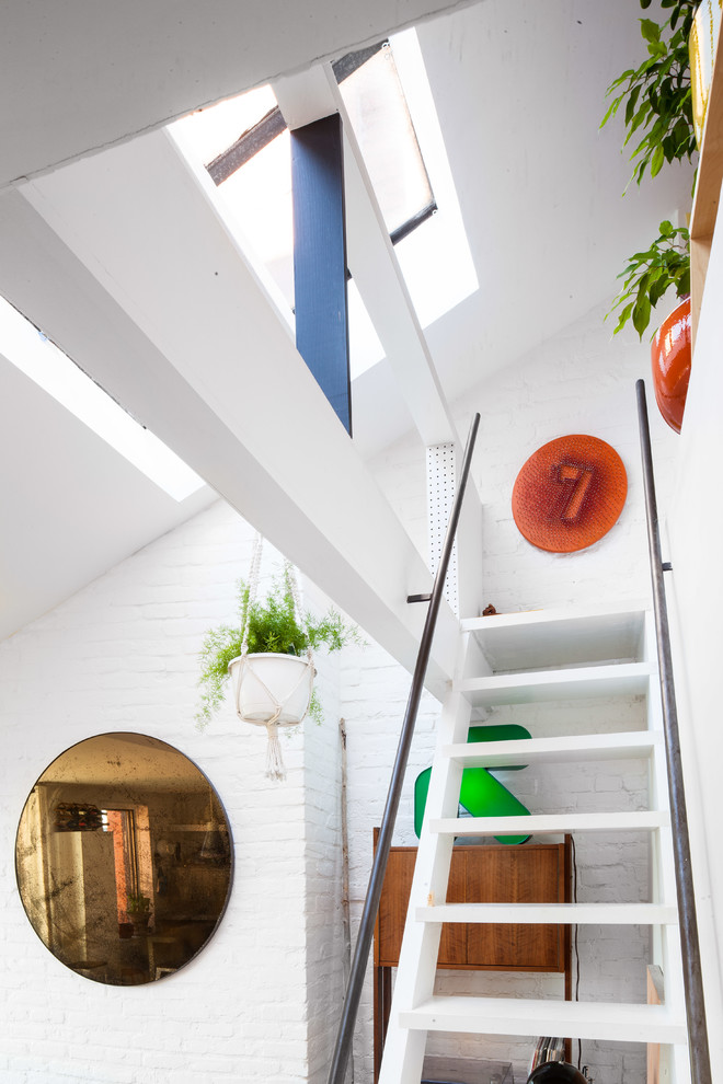 Foto de escalera recta moderna pequeña sin contrahuella con escalones de madera y barandilla de metal
