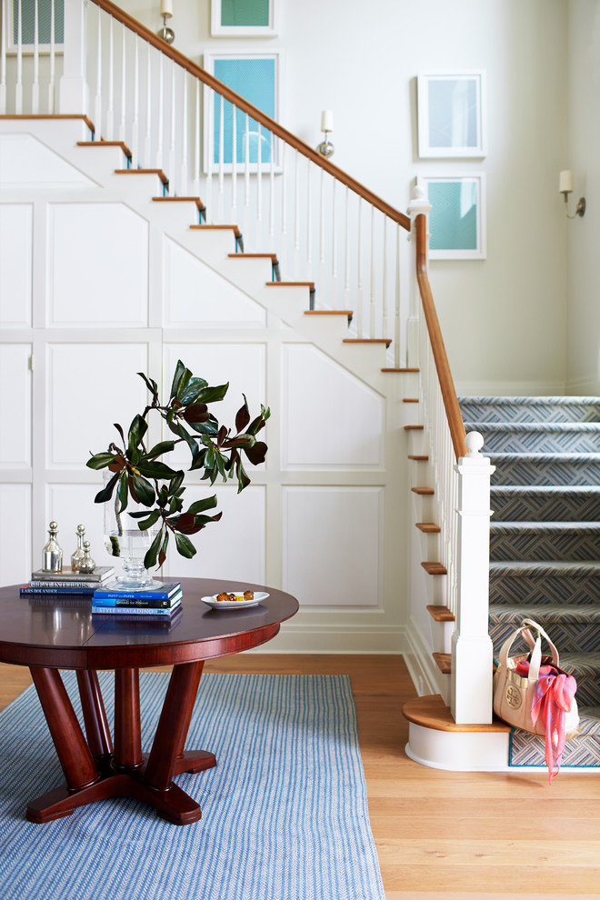 На фото: угловая лестница в классическом стиле с деревянными ступенями и крашенными деревянными подступенками