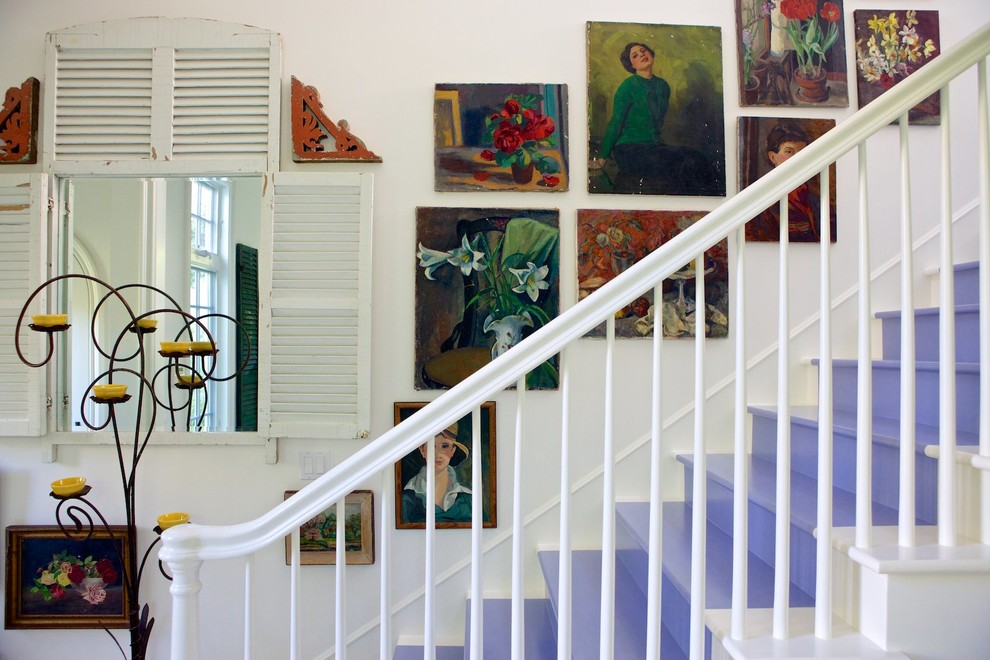 Ejemplo de escalera romántica con escalones de madera pintada y contrahuellas de madera pintada