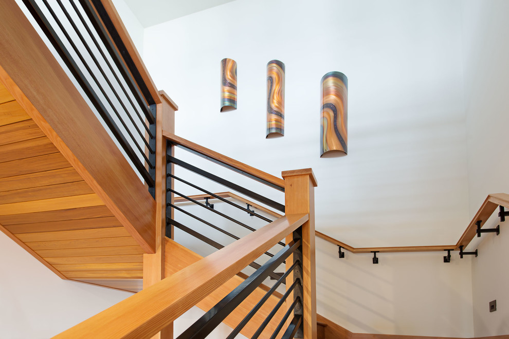 Réalisation d'un escalier minimaliste en U avec des marches en bois, des contremarches en bois et un garde-corps en bois.