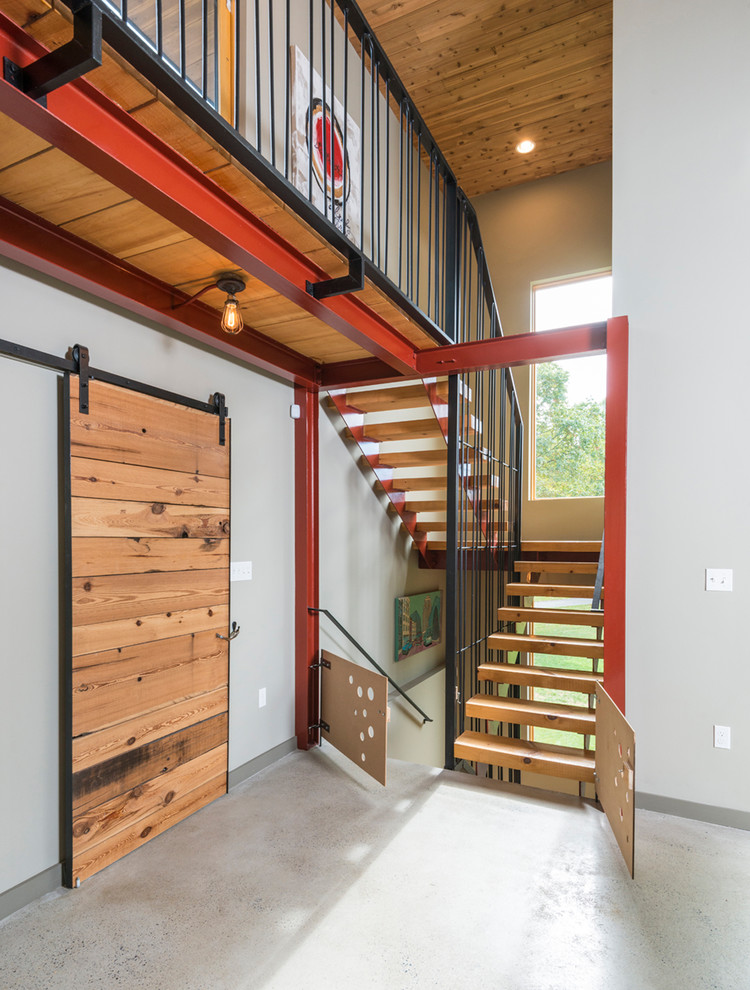 Aménagement d'un escalier sans contremarche courbe industriel de taille moyenne avec des marches en bois.