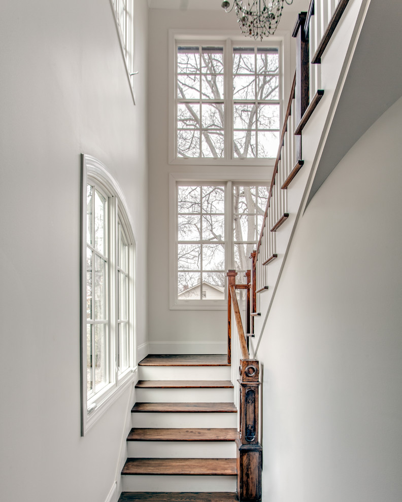 Свежая идея для дизайна: большая п-образная лестница в средиземноморском стиле с деревянными ступенями и крашенными деревянными подступенками - отличное фото интерьера