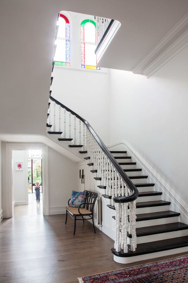 Источник вдохновения для домашнего уюта: большая изогнутая лестница в классическом стиле