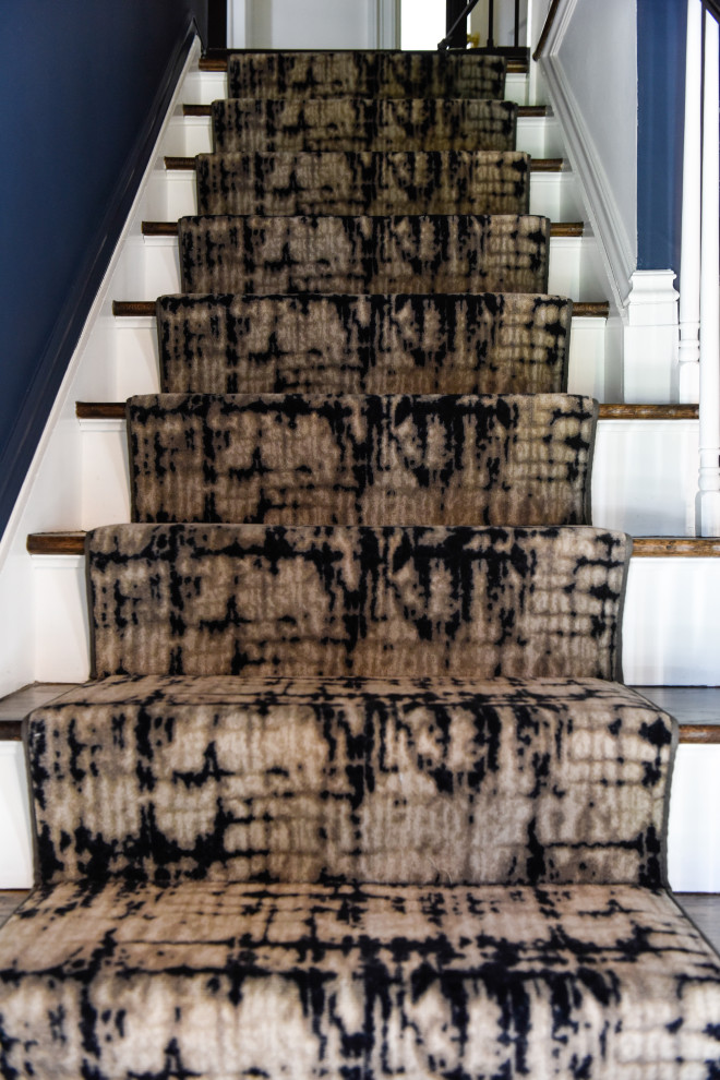 Idée de décoration pour un escalier peint droit bohème de taille moyenne avec des marches en bois et un garde-corps en bois.