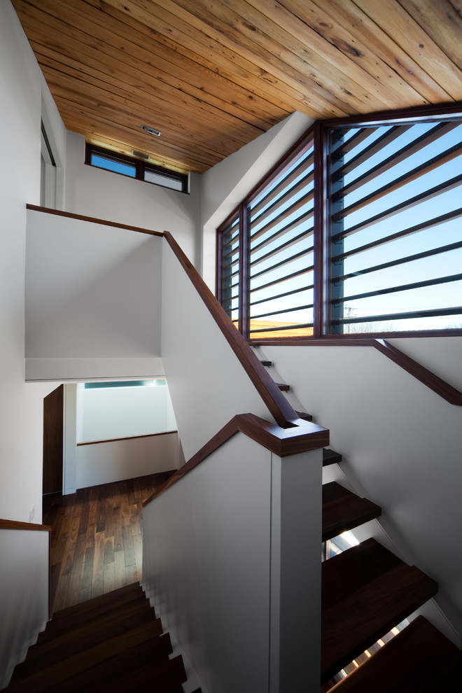 Ejemplo de escalera en U contemporánea sin contrahuella con escalones de madera