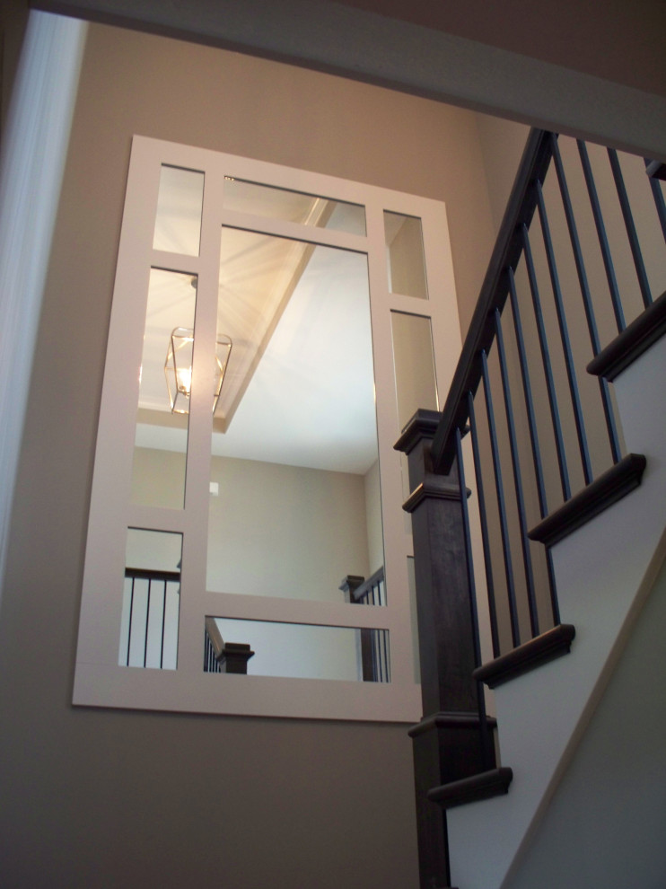 Идея дизайна: п-образная лестница среднего размера в стиле кантри с ступенями с ковровым покрытием, ковровыми подступенками и металлическими перилами
