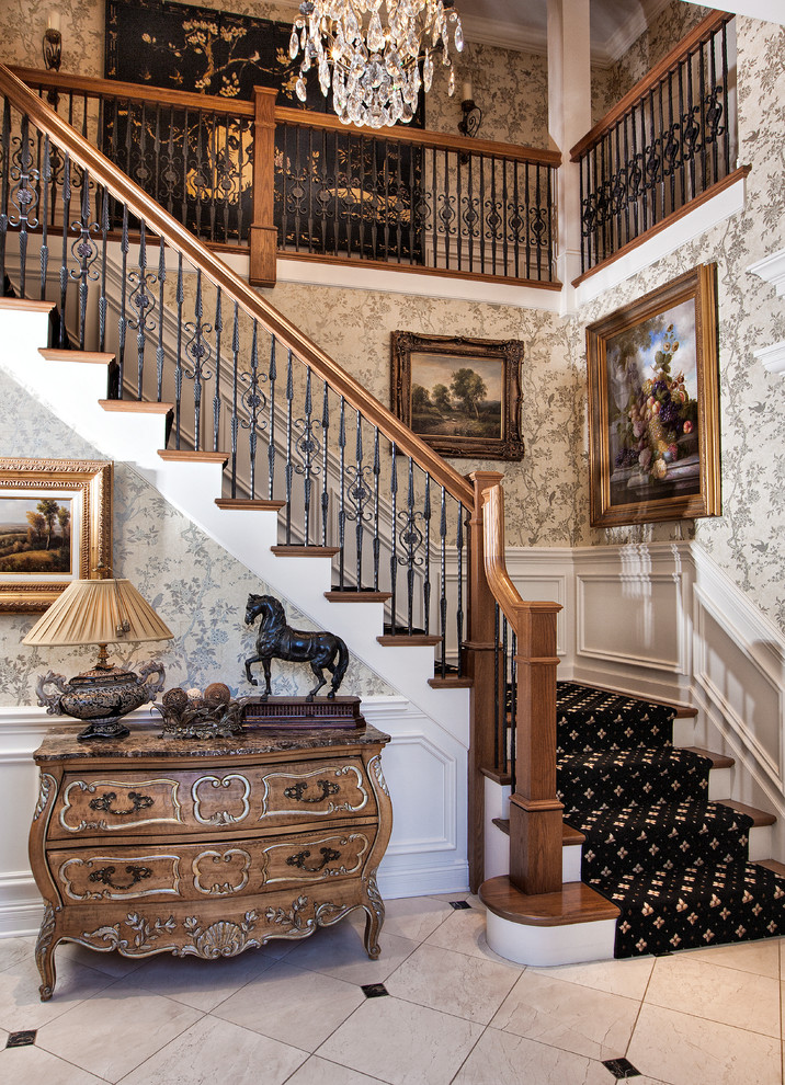 Diseño de escalera en L clásica con escalones de madera y contrahuellas de madera pintada