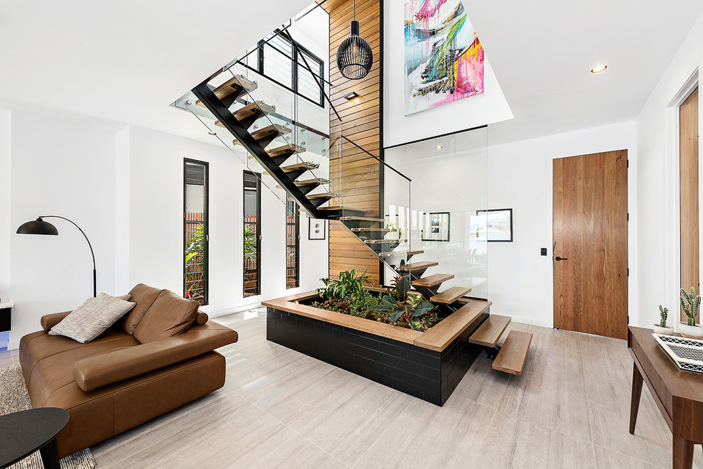Réalisation d'un escalier sans contremarche design en L de taille moyenne avec des marches en bois, un garde-corps en verre et éclairage.