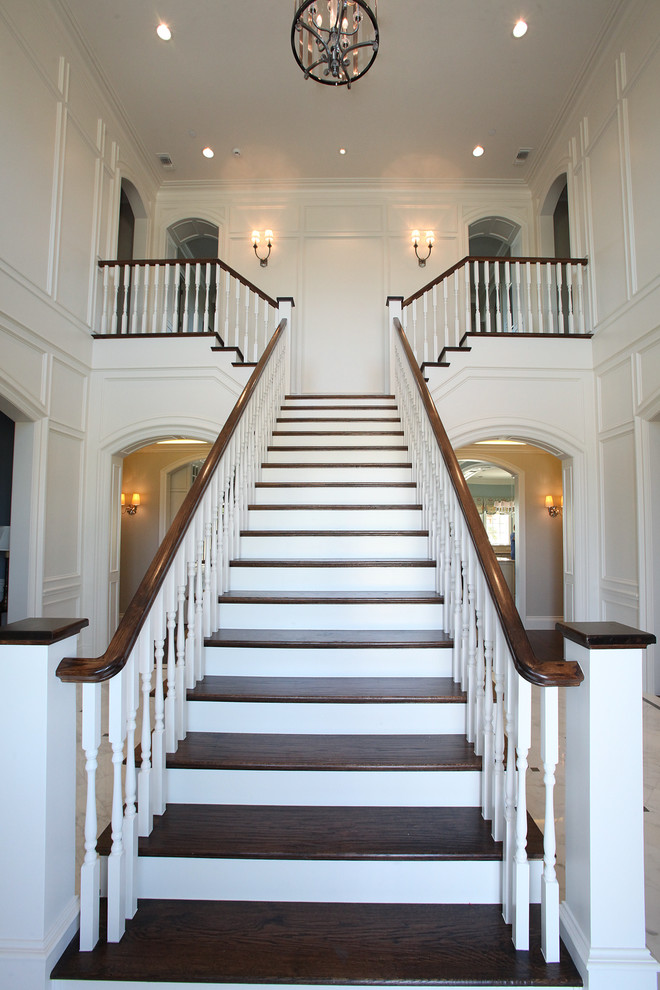 Imagen de escalera recta clásica de tamaño medio con escalones de madera, contrahuellas de madera pintada y barandilla de madera