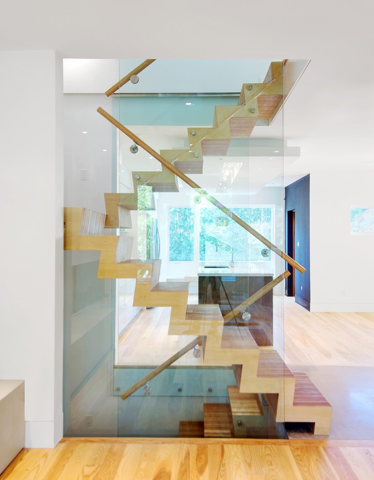 Imagen de escalera en L contemporánea de tamaño medio con escalones de madera, contrahuellas de madera y barandilla de madera