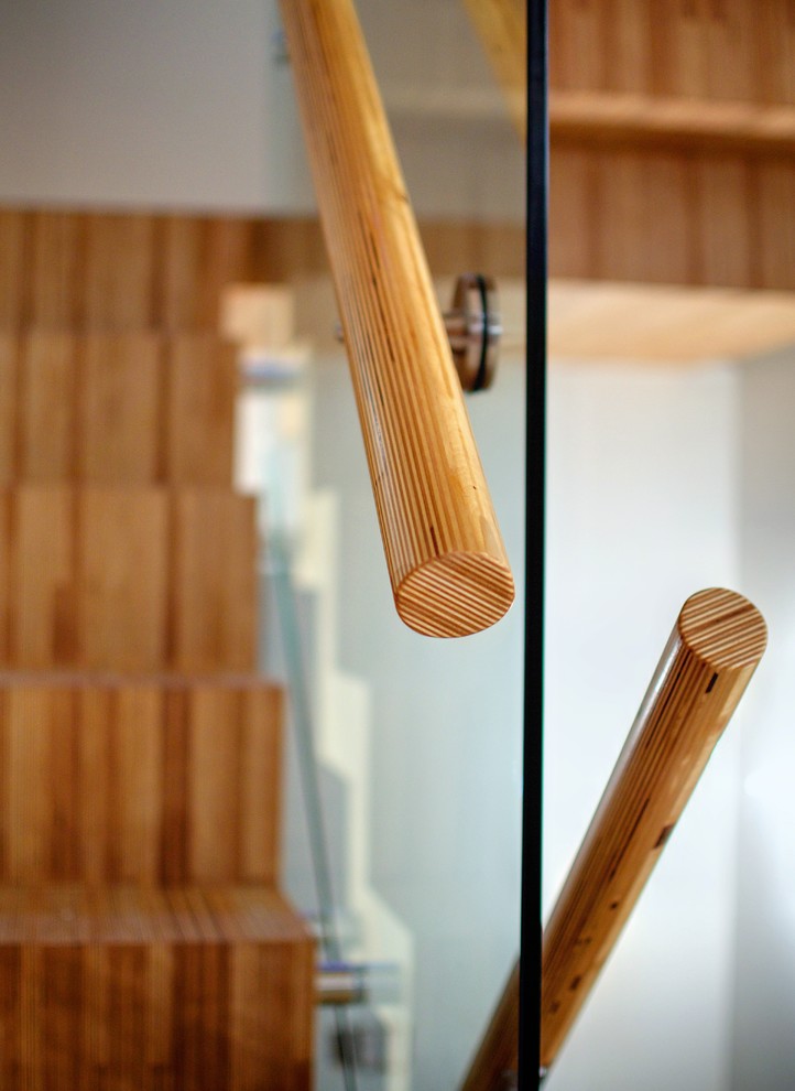 Foto di una scala a "L" minimal di medie dimensioni con pedata in legno, alzata in legno e parapetto in legno