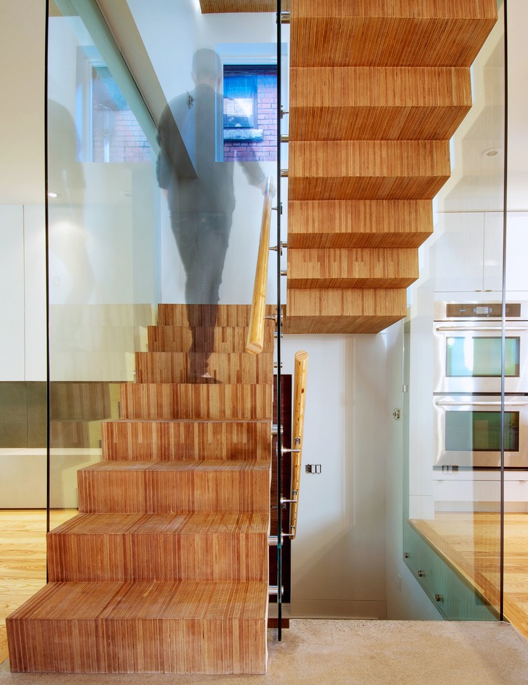Modelo de escalera en L actual de tamaño medio con contrahuellas de madera, barandilla de madera y escalones de madera