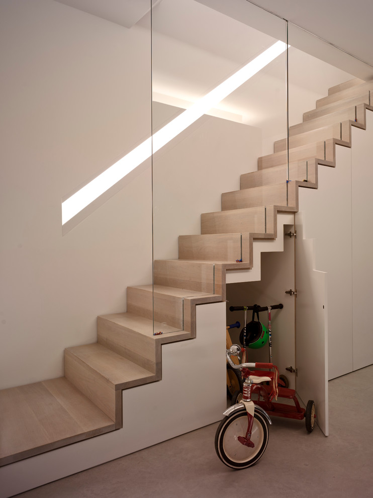 Idées déco pour un escalier contemporain avec rangements.