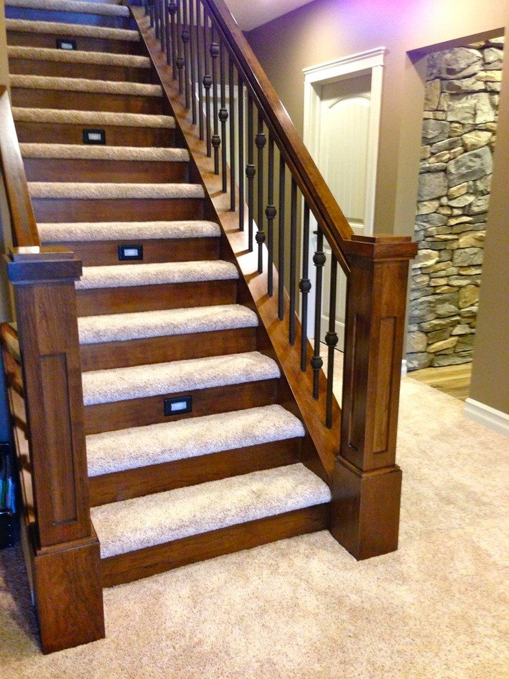 Imagen de escalera en L rústica grande con escalones enmoquetados y contrahuellas de madera