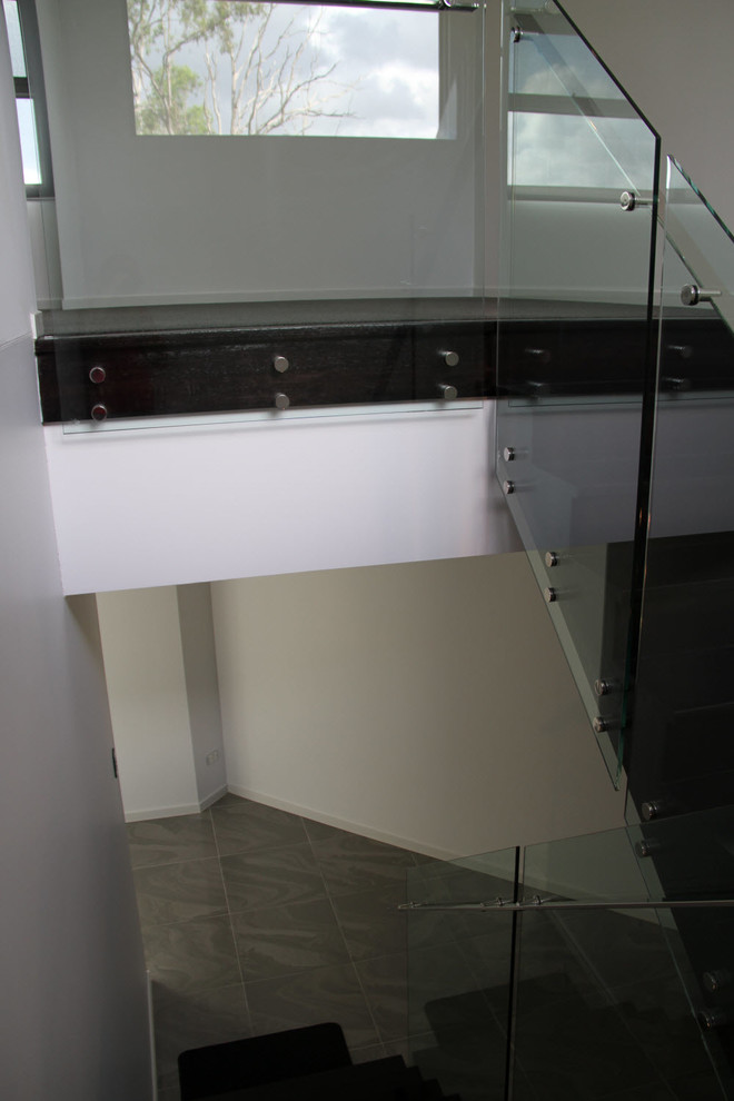 Foto de escalera moderna de tamaño medio
