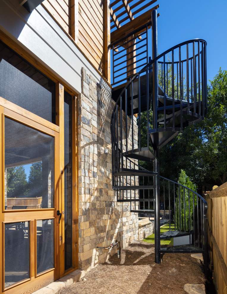 Свежая идея для дизайна: маленькая винтовая лестница в современном стиле с металлическими ступенями и металлическими перилами для на участке и в саду - отличное фото интерьера