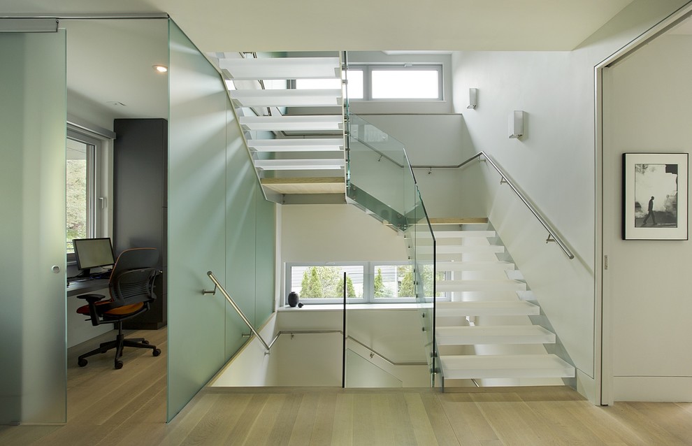 Mittelgroße Moderne Treppe in U-Form mit Acrylglas-Treppenstufen und offenen Setzstufen in Boston