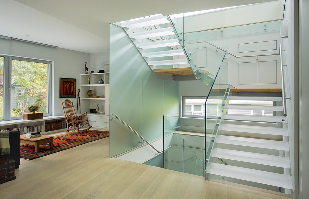 На фото: п-образная лестница среднего размера в современном стиле с акриловыми ступенями без подступенок с