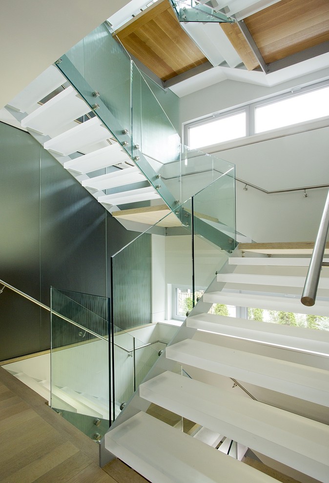 Mittelgroße Moderne Treppe in U-Form mit Acrylglas-Treppenstufen und offenen Setzstufen in Boston