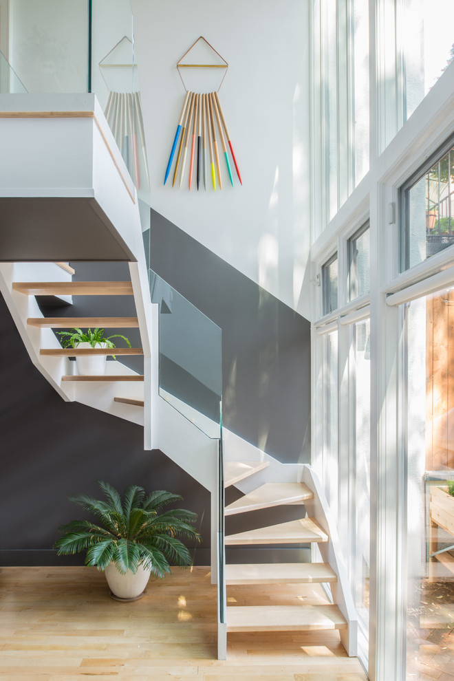 Свежая идея для дизайна: п-образная лестница в скандинавском стиле - отличное фото интерьера