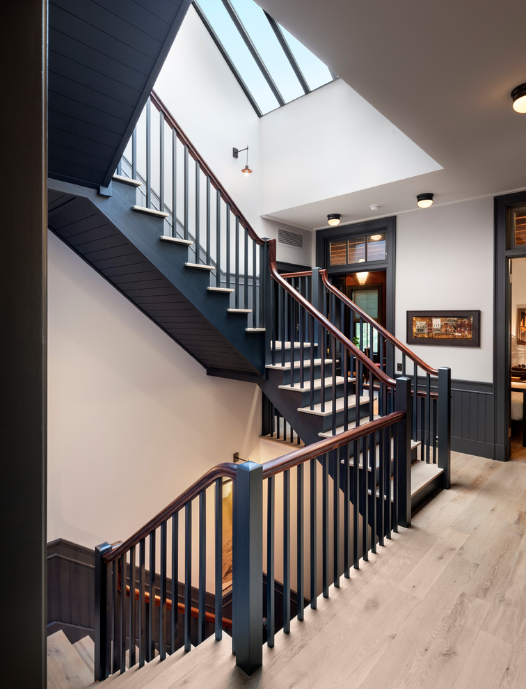 Diseño de escalera suspendida clásica renovada con escalones de madera, contrahuellas de madera y barandilla de madera