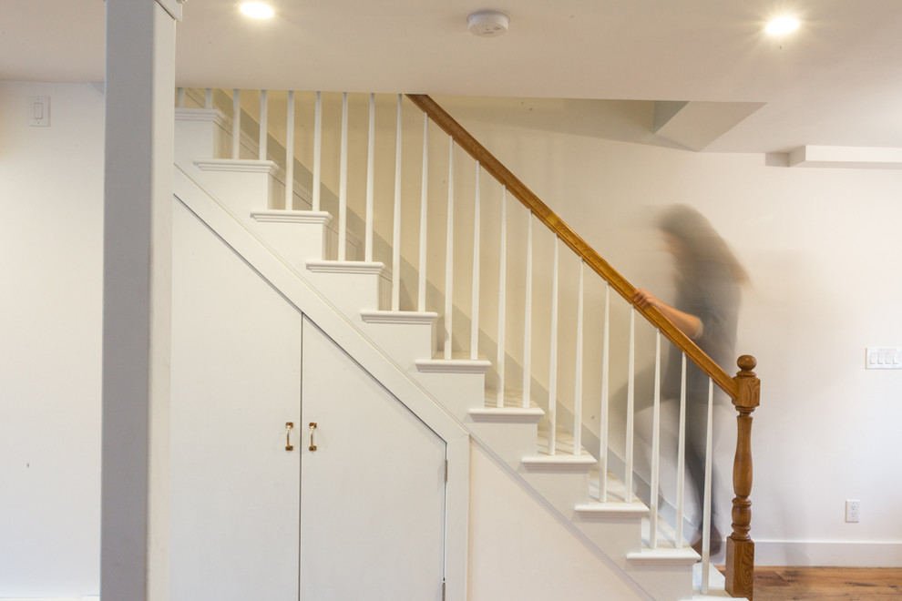Cette image montre un escalier peint droit chalet de taille moyenne avec des marches en bois peint et éclairage.