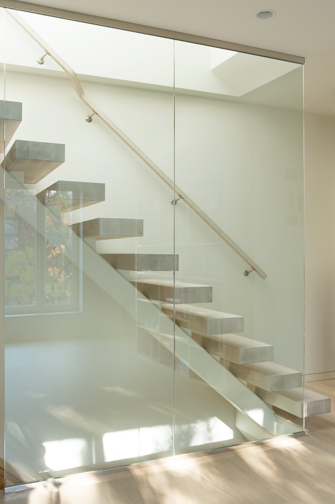 На фото: лестница на больцах в стиле модернизм с деревянными ступенями без подступенок