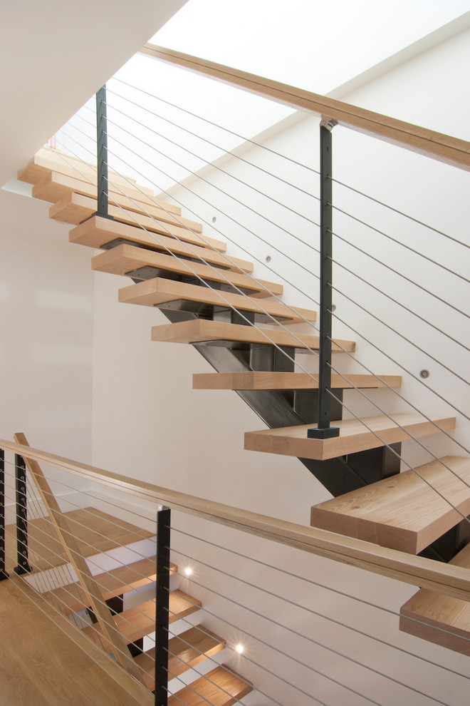 Идея дизайна: лестница на больцах, среднего размера в современном стиле с деревянными ступенями и перилами из тросов без подступенок