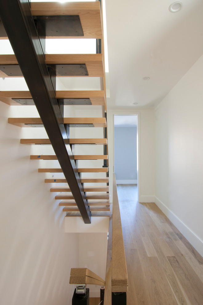 Schwebende, Mittelgroße Moderne Holztreppe mit offenen Setzstufen und Drahtgeländer in New York