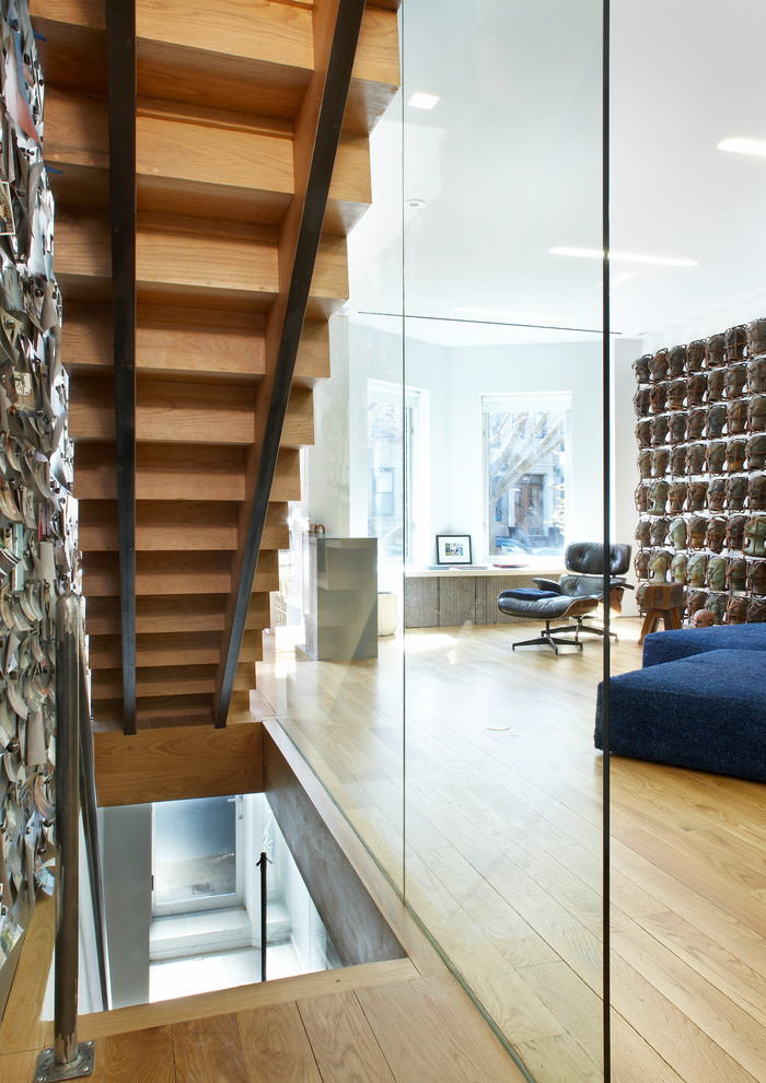 Diseño de escalera suspendida minimalista de tamaño medio con escalones de madera, contrahuellas de madera y barandilla de varios materiales