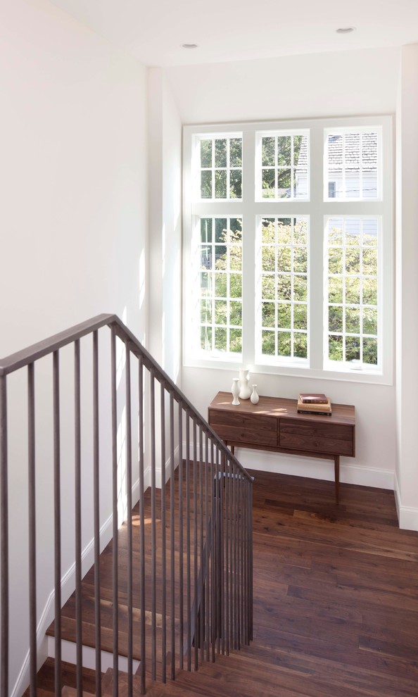 Diseño de escalera en U contemporánea con escalones de madera