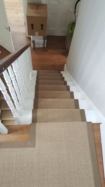 На фото: п-образная лестница среднего размера в стиле неоклассика (современная классика) с ступенями с ковровым покрытием, ковровыми подступенками и деревянными перилами