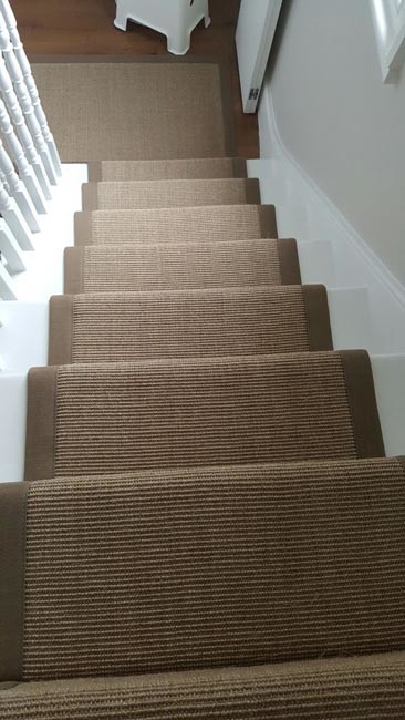 Mittelgroßes Klassisches Treppengeländer Holz in U-Form mit Teppich-Treppenstufen und Teppich-Setzstufen in London