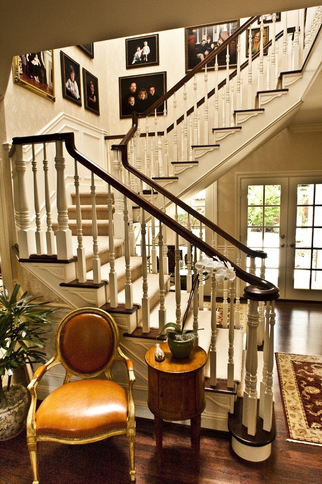 Modelo de escalera clásica con escalones de madera