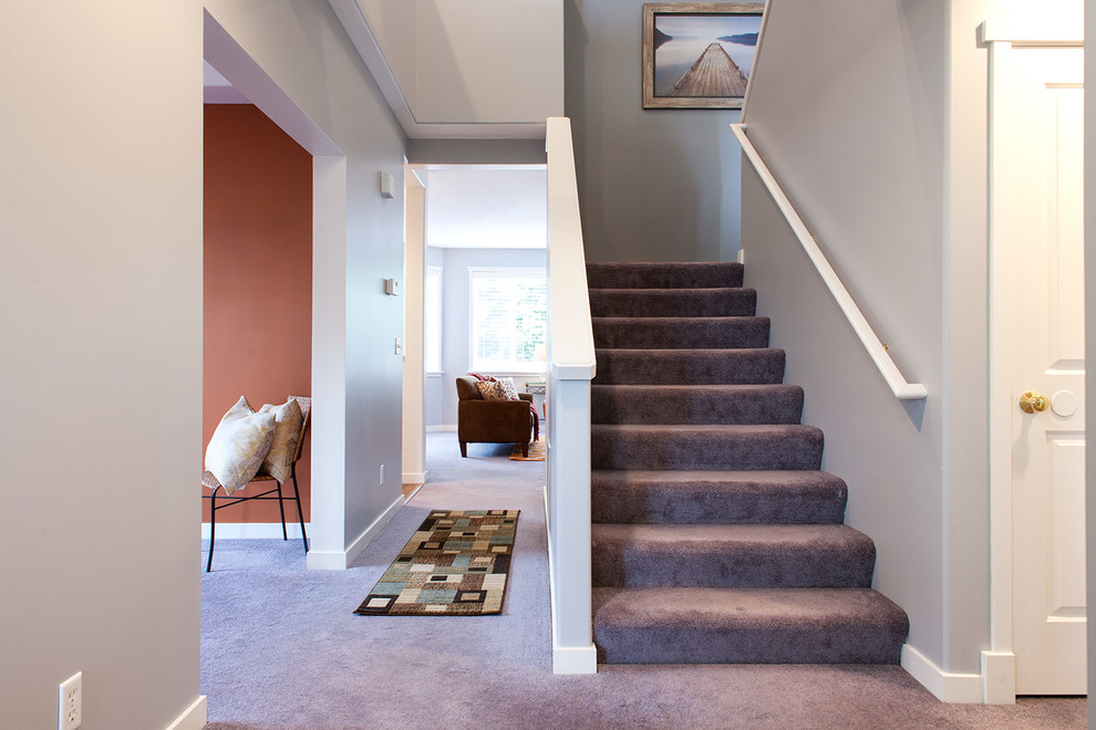 На фото: п-образная лестница среднего размера в классическом стиле с ступенями с ковровым покрытием и ковровыми подступенками с