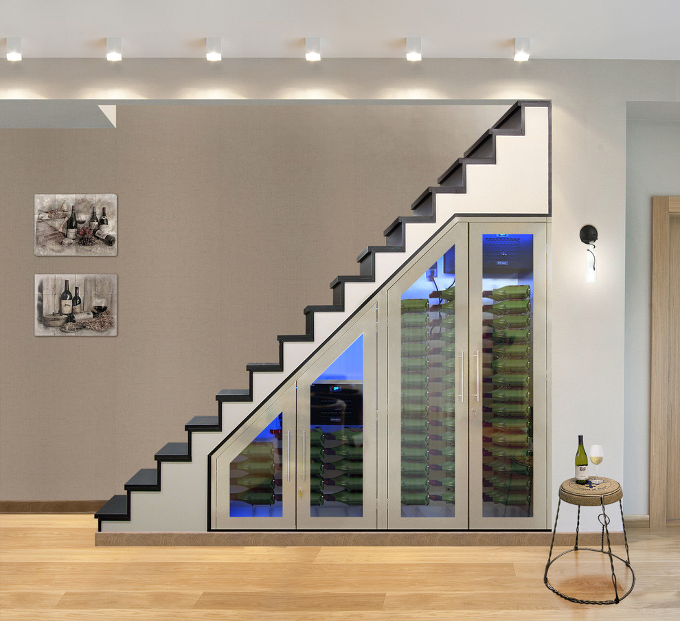 Gerade, Mittelgroße Moderne Treppe mit gebeizten Holz-Treppenstufen und gebeizten Holz-Setzstufen in Los Angeles