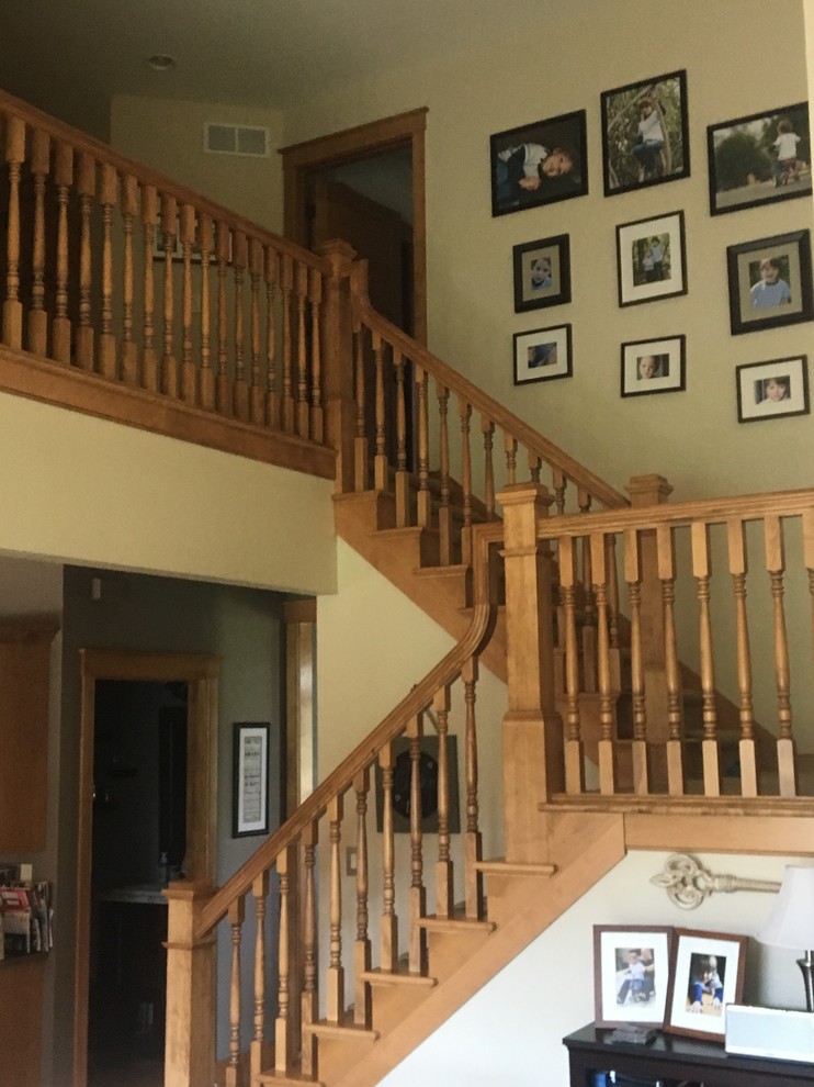 Свежая идея для дизайна: большая прямая деревянная лестница в стиле рустика с деревянными ступенями и деревянными перилами - отличное фото интерьера