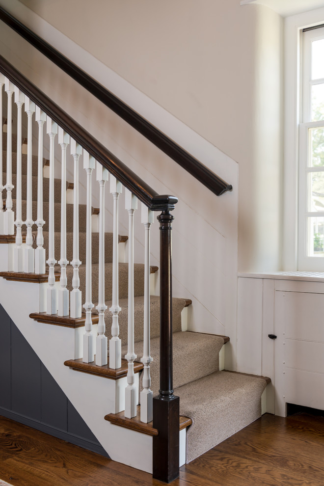 Imagen de escalera clásica extra grande con escalones de madera y contrahuellas de madera pintada