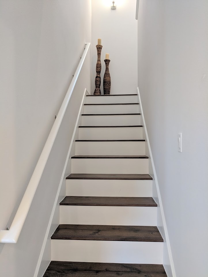 Идея дизайна: п-образная лестница среднего размера в современном стиле с деревянными ступенями, крашенными деревянными подступенками и деревянными перилами