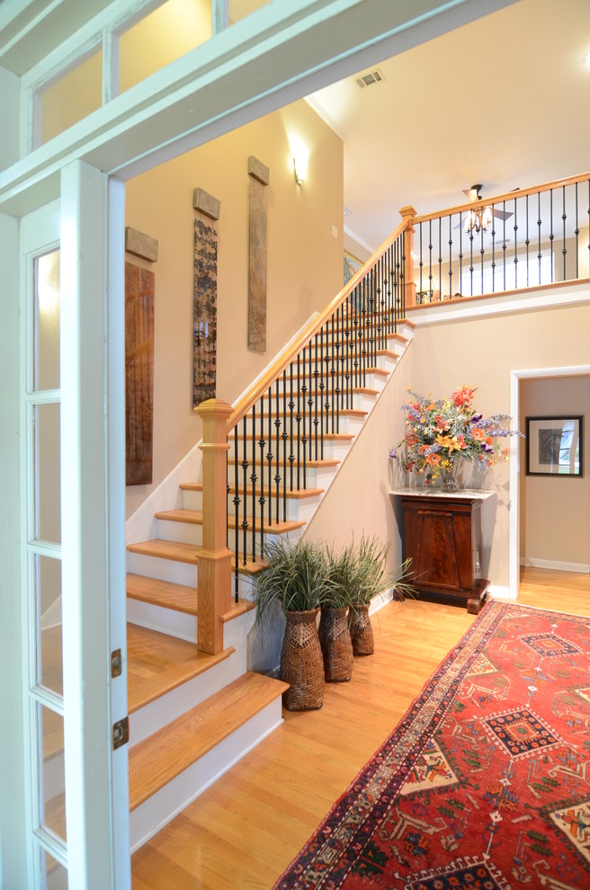 Cette image montre un escalier peint droit traditionnel de taille moyenne avec des marches en bois et un garde-corps en matériaux mixtes.