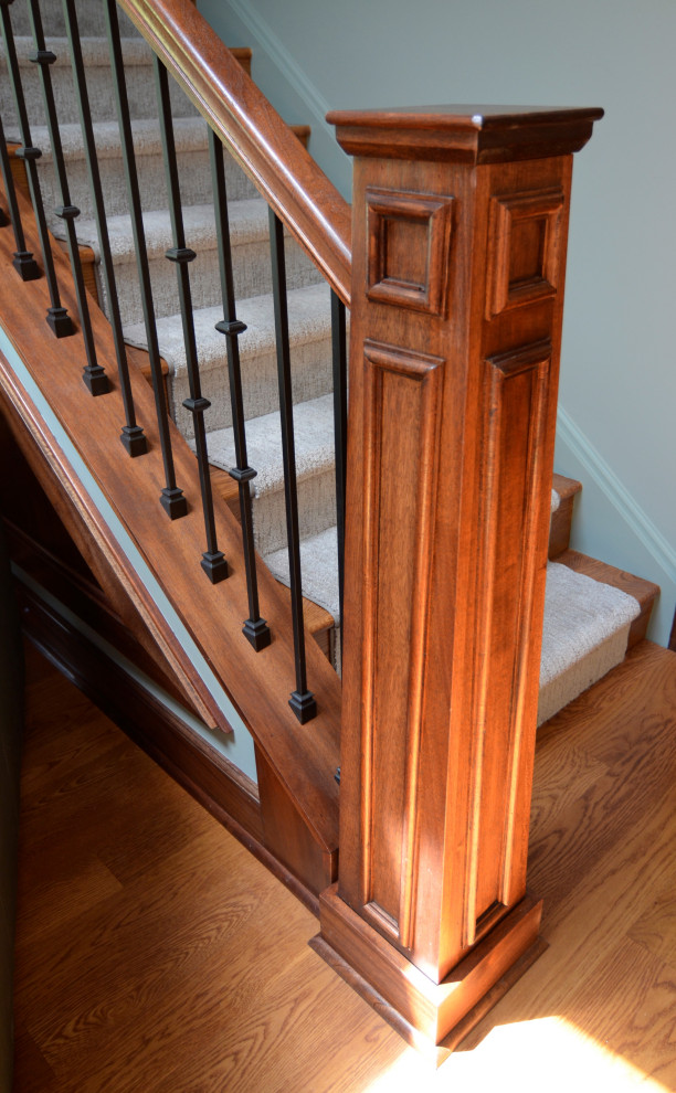 Cette photo montre un escalier droit craftsman avec des marches en moquette, des contremarches en moquette et un garde-corps en métal.