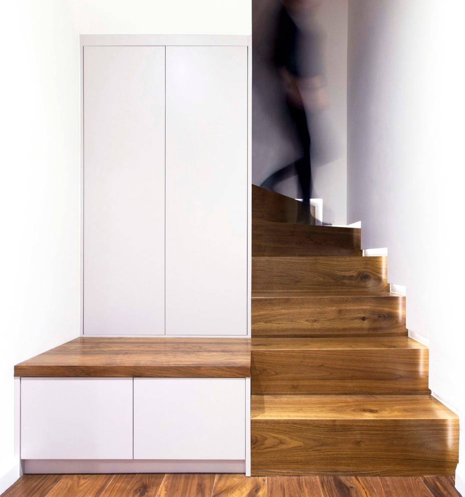 Esempio di una scala a "U" minimal di medie dimensioni con pedata in legno, alzata in legno e parapetto in materiali misti