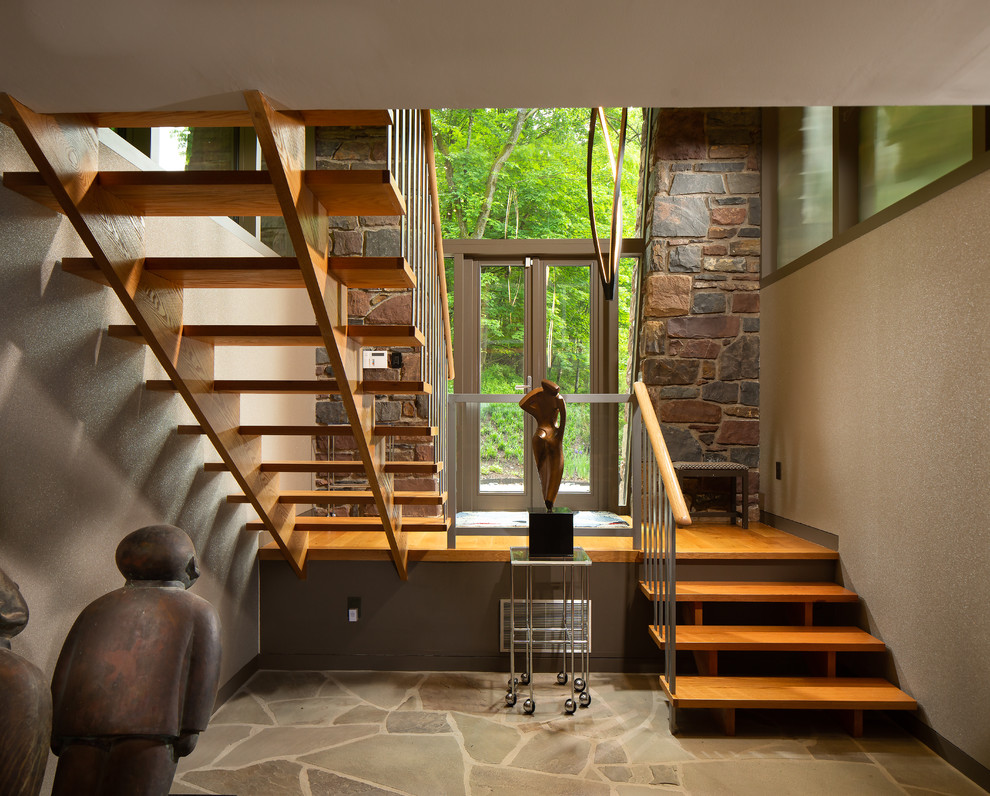 Moderne Holztreppe in U-Form mit offenen Setzstufen und Mix-Geländer in Philadelphia