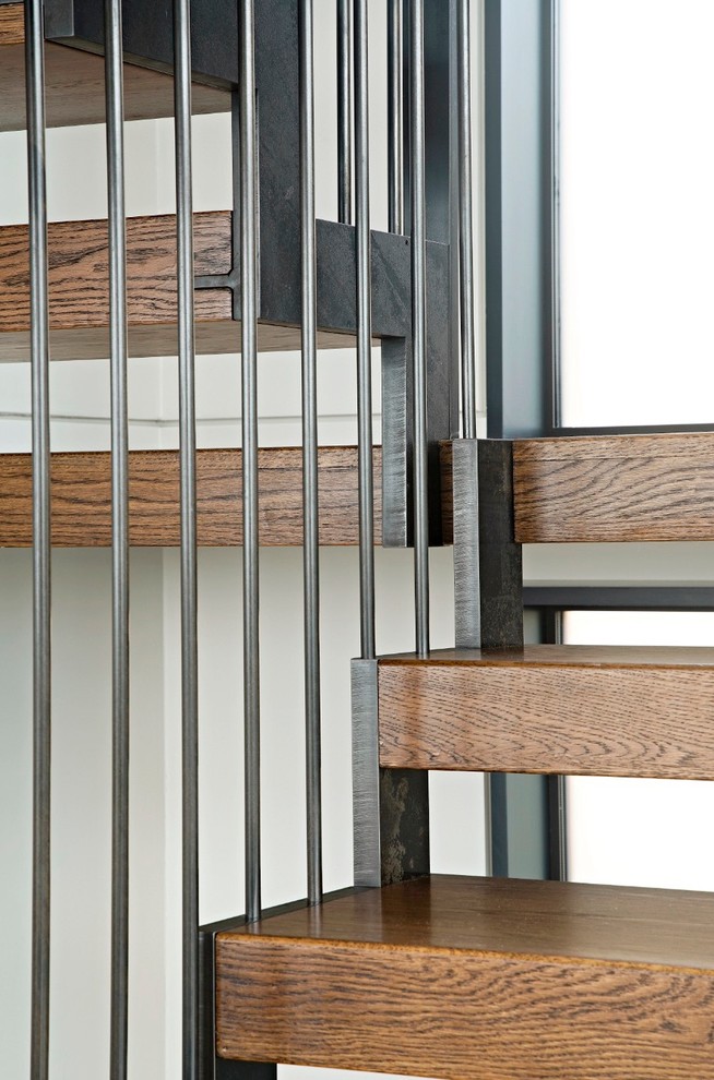 Aménagement d'un escalier sans contremarche contemporain en U de taille moyenne avec des marches en bois.