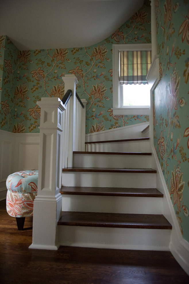 Idée de décoration pour un petit escalier peint courbe bohème avec des marches en bois.